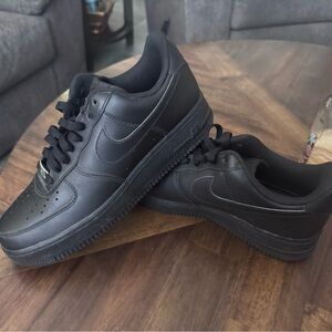 Nike 8.5Men's Black Air Force 1 ‘07. Like New!!
